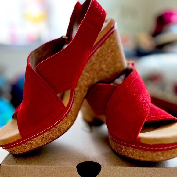 CLARKS red platform sandals. - Picture 1 of 6